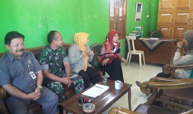 Babinsa melaksanakan komsos dengan kepala Desa dan Perangkatnya