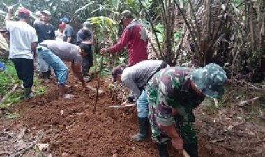 Hadir Di Tengah Warga Babinsa Bersama Bhabinkamtibmas Kerja Bakti Membuat Saluran Air
