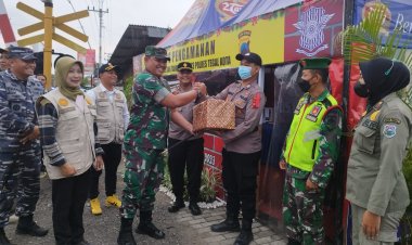 Jelang Malam Natal, Dandim Tegal bersama Forkopimda Pantau dan Bagi Bingkisan di Pos Pengamanan
