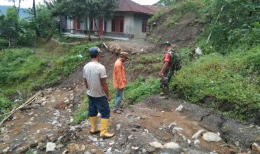 Babinsa Koramil 14/Kandangserang Cek Jalan Desa Yang Amblas