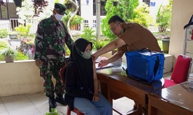 Babinsa Koramil 14 Madukara Dampingi Nakes Lakukan Vaksinasi