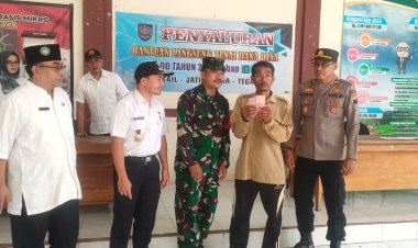 Danramil Jatinegara Kodim Tegal Secara Simbolis Serahkan Langsung Pembagian BLT DD Kepada Warga