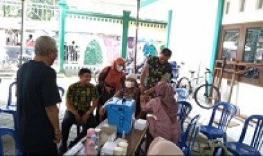 Babinsa Dampingi Vaksinasi dan Pembongkaran Jamban