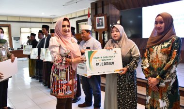 Bupati Pekalongan Salurkan Bantuan Insentif Kepada Guru Ngaji dan Balai Ternak Kambing