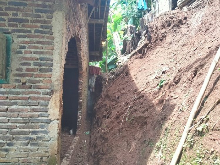 Rumah Warga Desa Gentansari Jebol Akibat Longsor