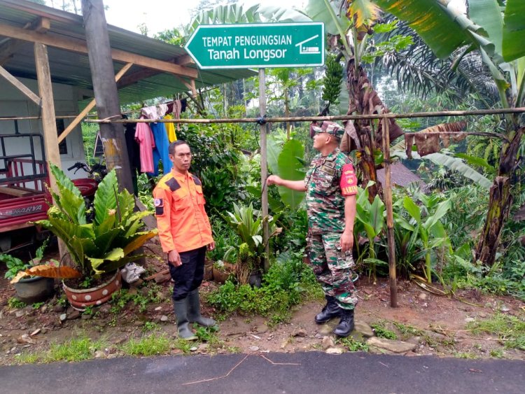 Wujud Kepedulian Babinsa Bersama Relawan Cek Rambu Bencana
