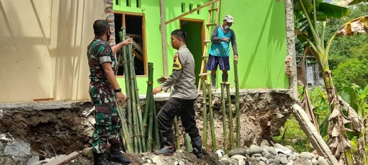 Pemberian sembako kepada warga yang terdampak longsor sungai dare 