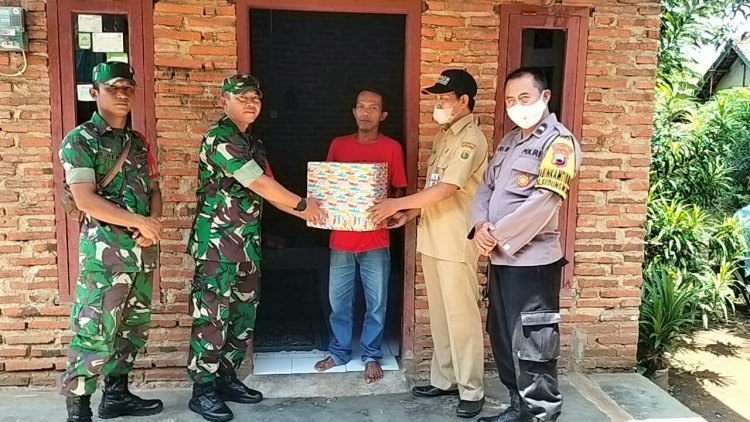 Babinsa Pajomblangan Berikan Gizi Tambahan Kepada Anak Stunting