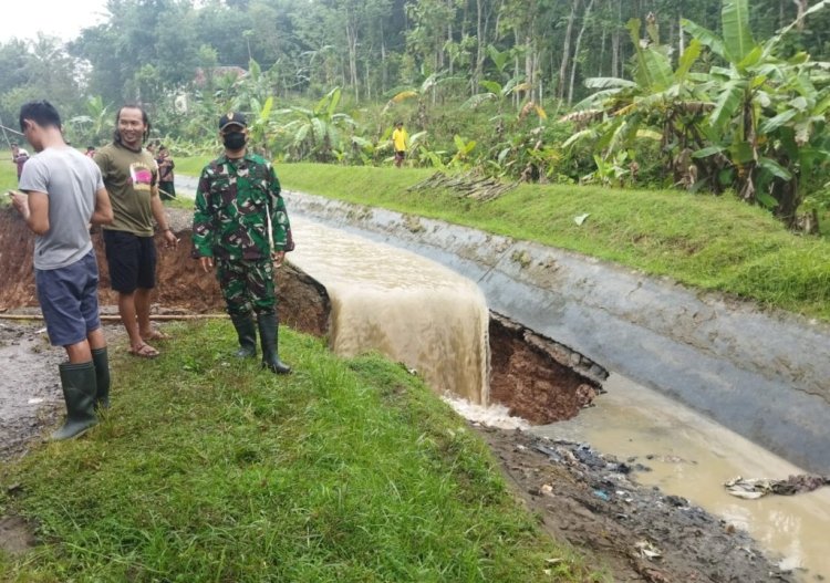 Babinsa Cek Saluran Irigasi di Jatilawang Yang Jebol