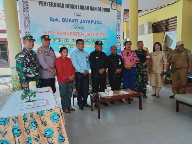 Wakili Danramil Babinsa Sentani Timur Hadiri Penyerahan Hibah Lahan dan Gedung KPU