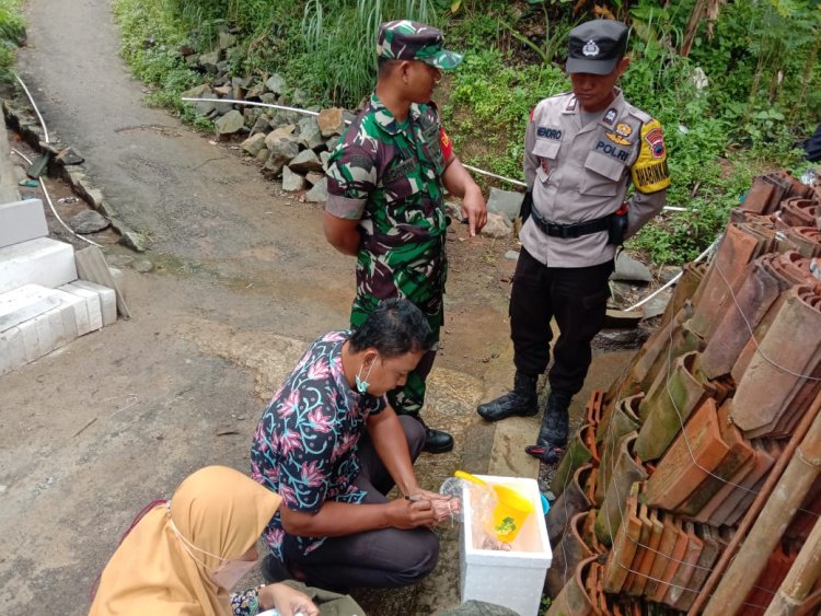 Babinsa Dampingi Petugas Ambil Sampel Air