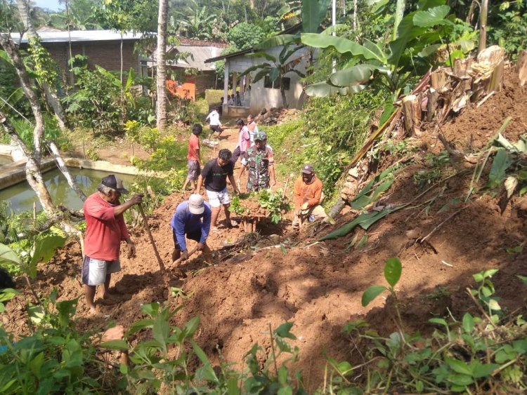 Pembersihan Tanah Longsor Dusun Siwalan