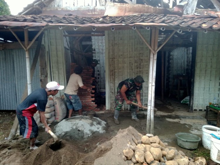 Koramil Kedungwuni Gotong-royong Rehab Rumah Tidak Layak Huni