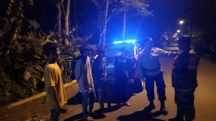 Sinergi tanpa batas Babinsa Dan Babinkamtibmas Melaksanakan Patroli malam