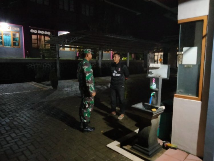 Babinsa memberi himbauan kepada warga