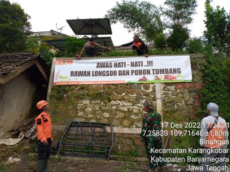 Babinsa Bersama Relawan Pasang Spanduk Peringatan Bahaya 