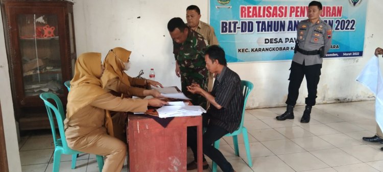 Danramil Bersama Kapolsek Pantau Langsung Penyaluran BLT DD Desa Paweden