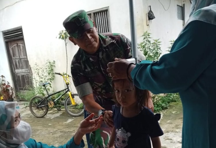 Babinsa Karanganyar Bantu Posyandu Gelar SDIDTK