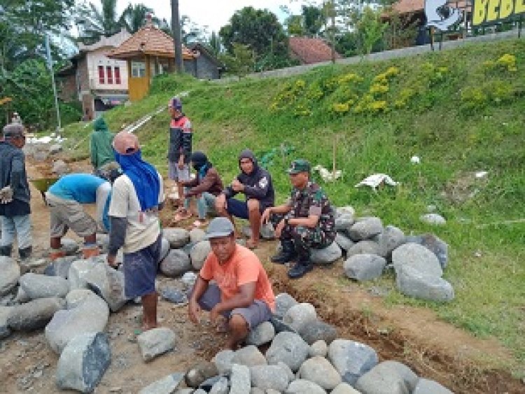 Pembuatan Jalan Usaha Tani, Bukti Kemanunggalan TNI Dan Rakyat