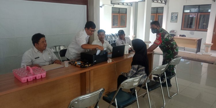 Babinsa Koramil 01Tegal Barat Dampingi Pembayaran PBB