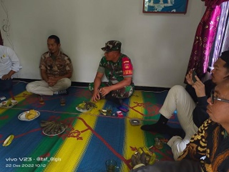 Komsos Dengan Ketua RT Babinsa Bersama Kades Eratkan Silaturahmi