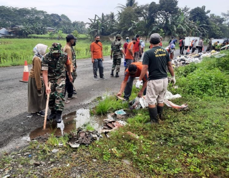 Ciptakan Hidup Sehat, Forkopincam Karanglewas Lakukan Jum’at Bersih