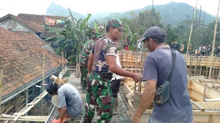Babinsa Bersama Masyarakat kerja bakti Bangun Masjid