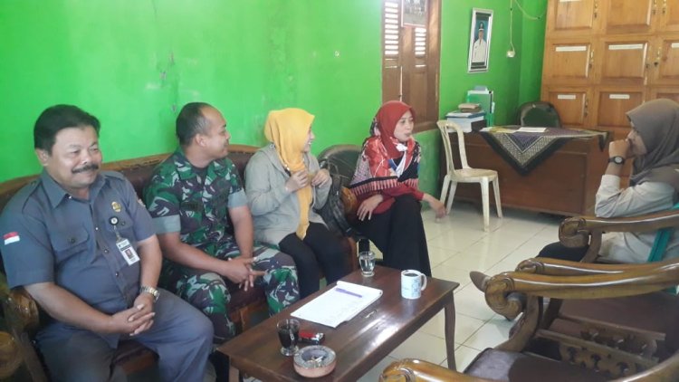 Babinsa melaksanakan komsos dengan kepala Desa dan Perangkatnya
