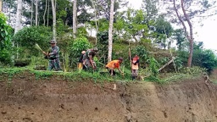Babinsa Bersama Relawan Dan Aparatur Pemerintah Desa Tanam Pohon Akar Wangi