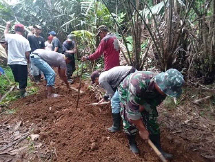 Hadir Di Tengah Warga Babinsa Bersama Bhabinkamtibmas Kerja Bakti Membuat Saluran Air