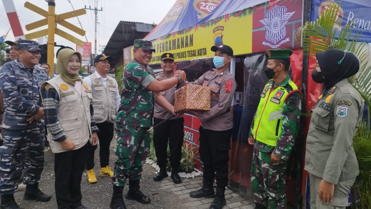 Jelang Malam Natal, Dandim Tegal bersama Forkopimda Pantau dan Bagi Bingkisan di Pos Pengamanan