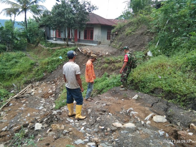 Babinsa Koramil 14/Kandangserang Cek Jalan Desa Yang Amblas