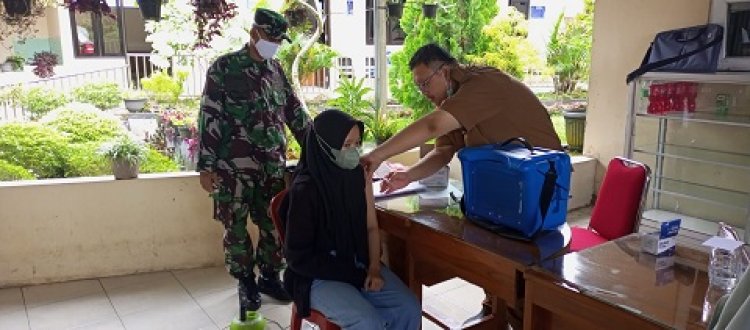 Babinsa Koramil 14 Madukara Dampingi Nakes Lakukan Vaksinasi