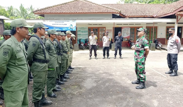 Satlinmas Plana Diberi Bekal TNI-Polri Somagede