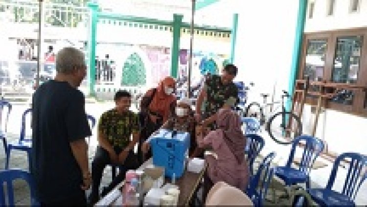 Babinsa Dampingi Vaksinasi dan Pembongkaran Jamban
