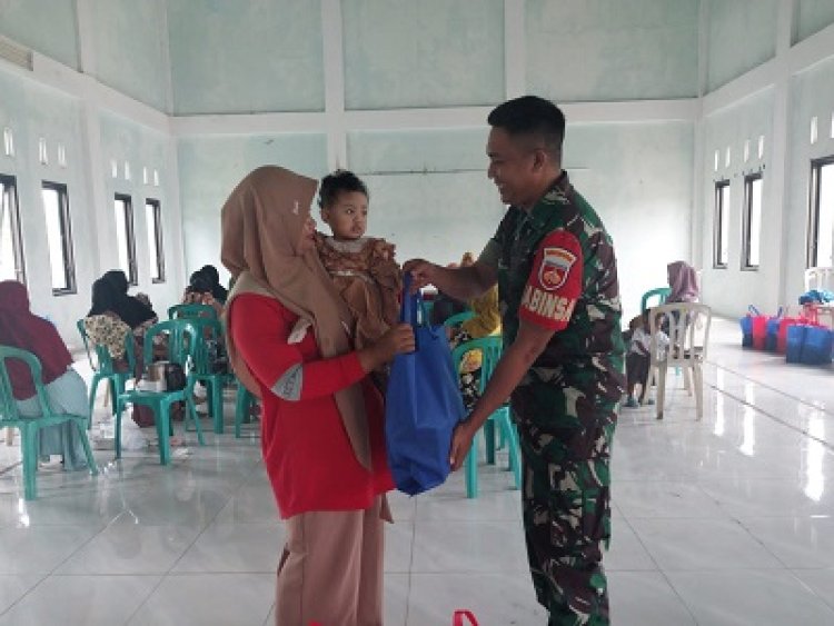 Babinsa Karangkemiri dampingi pembagian PMT anak Stunting