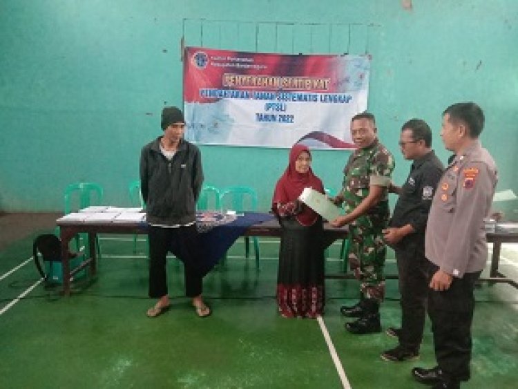 Danramil 04 Karangkobar Menghadiri Penyerahan Sertifikat Pendaftaran Tanah Sistematis Lengkap PTSL