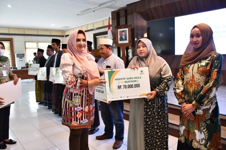 Bupati Pekalongan Salurkan Bantuan Insentif Kepada Guru Ngaji dan Balai Ternak Kambing