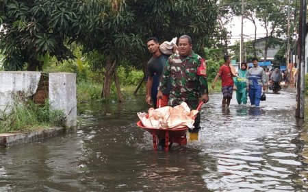 Tanggul Sungai Jebol, TNI Bersama BPBD, Relawan dan Masyarakat Buat Tanggul Darurat