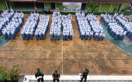 Pekan Disiplin Siswa Babinsa Latih PBB Siswa Siswi SMA Negeri 1 Karangkobar