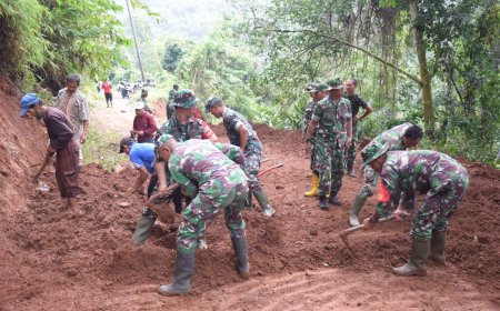 TNI Bersama Warga Buka Akses Jalan Tertutup Longsor
