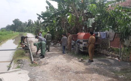 Permudah Akses Jalan, Babinsa Talang Karya Bakti Bersama Masyarakat Bangun Jalan Rabat Beton