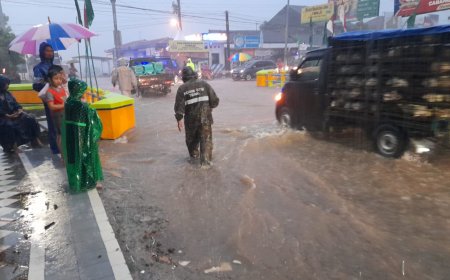 Jalan Terendam Banjir, Babinsa Lebaksiu Bantu Atur Lalu Lintas