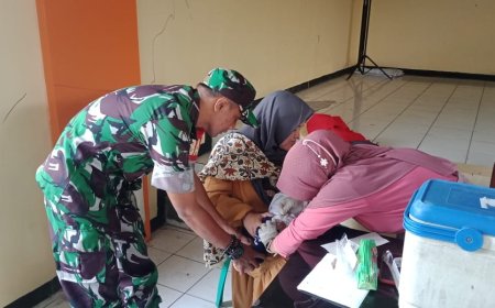 Babinsa Dampingi  pemberian imunisasi polio dan campak kepada anak balita