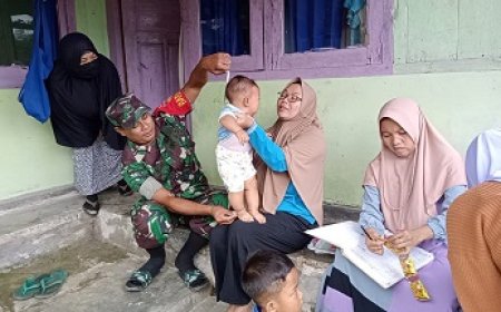 Babinsa Koramil 18 Pagentan pendampingan Posyandu Desa Kayuares