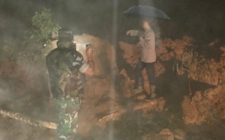 Danramil Turun Langsung cek Longsoran Tebing Tutup Jalan Kabupaten
