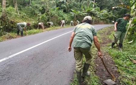 Ciptakan Lingkungan Bersih, Babinsa Cihonje Lakukan Pembersihan Jalan