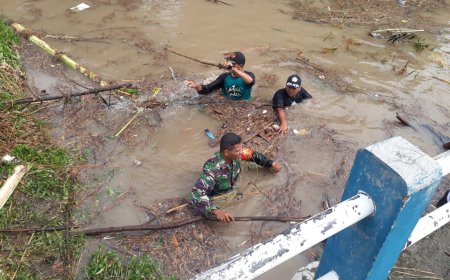 Pasca Banjir, Babinsa Koramil Pos 22/Dukuhwaru Bersama Warga Bersihkan Aliran Sungai