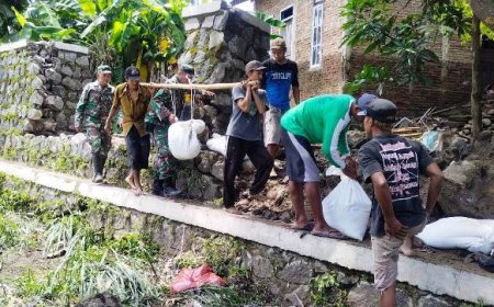 Penambalan Tanggul Sungai Sibiyuk Pasca Jebol Kamis Malam