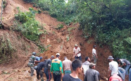 Personel Kodim 0704 Banjarnegara beserta Masyarakat dan Relawan Turun Langsung Kerja Bakti Longsoran Tebing